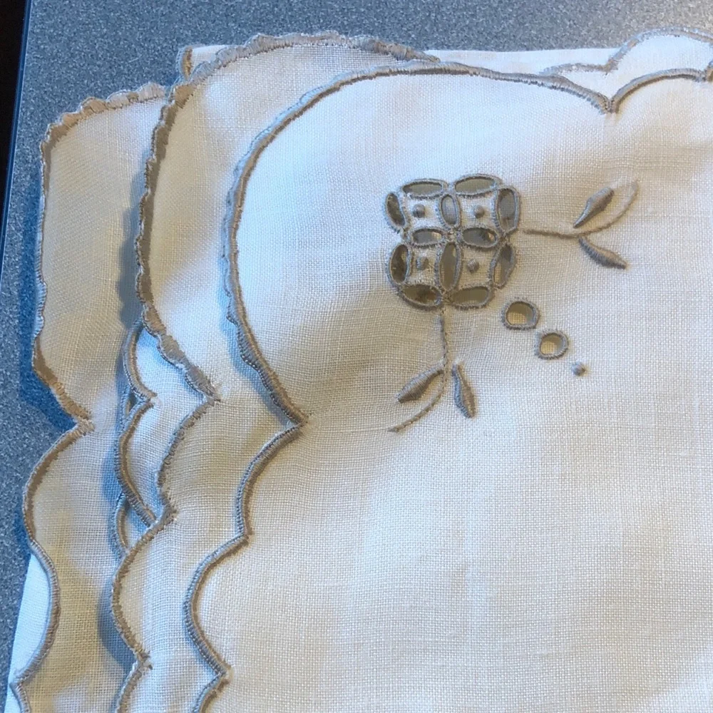 Embroidered Cream Tablecloth and Napkin Set